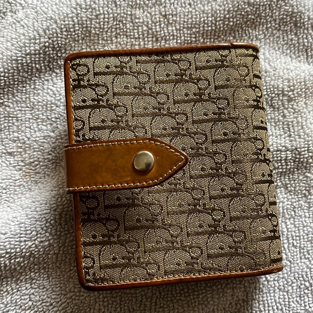 Used Dior small wallet. Purchased at the Real Real store in NYC 2018.